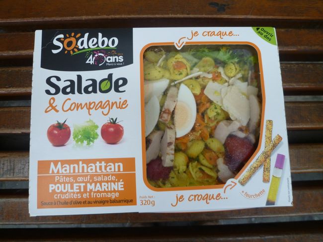 昼食は、住宅地の角の小さなお店で買ったチキンサラダ。４．２５ユーロ。<br />カルカソンヌのサブウェイで食べたチキンサラダに似ていて、ソースもついており、味は悪くはないが、マカロニっぽいのは口に合わずほとんど残してしまった。<br /><br />街を歩く前に、駅の建物にある小さなフードコートのようなところをのぞいて、スーツケースを預かってもらえないかと頼んだら、快く預かってもらえた。<br /><br />食後のコーヒーをその店にて。１．２ユーロ。