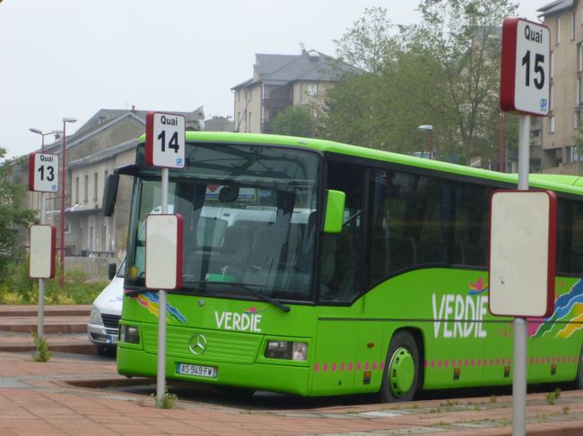 １１：３２<br />このバスがコンク行き。バス停は１４番乗り場。<br />もうこの時間から停まっているが、ドライバーはまだ乗っていない。