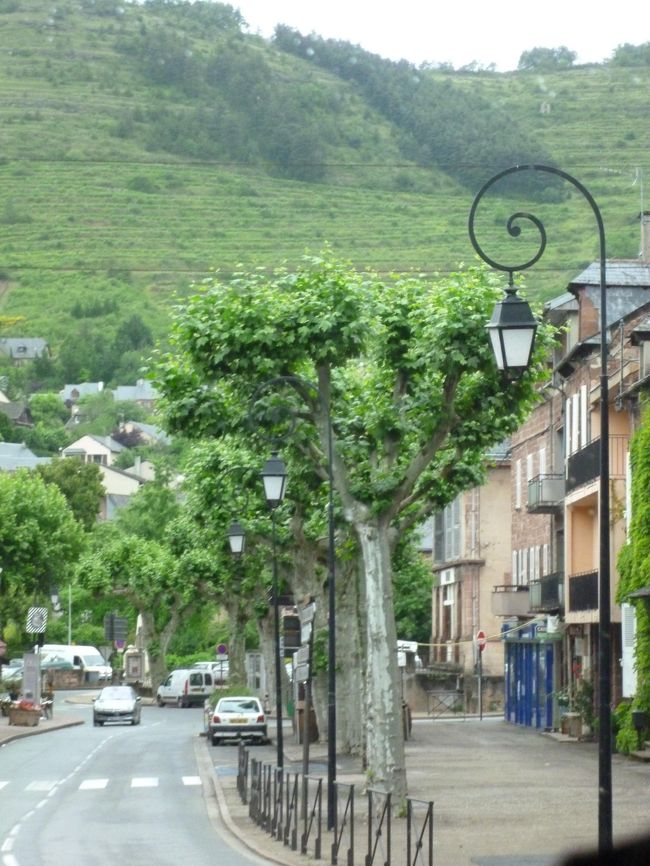 １３：０３<br />山に囲まれた小さな街。