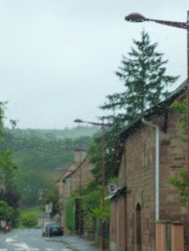 １３：１０<br />時折、雨が降る。