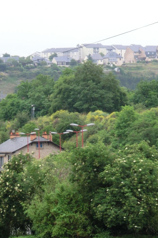 丘の上に見える住宅地。