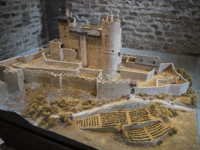 城の中には城の模型がありました。城自体は完全には修復されておらず、往時の様子を模型で見られるようにしていました。