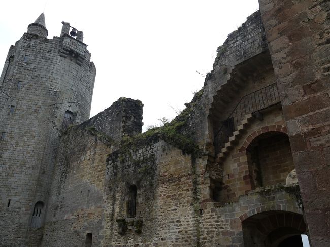 城の内部ですが、建物の周りの部分のみ残っており、内部の構造物はありませんでした。破壊されたか劣化して崩れたのでしょうか。残骸のようなものはなく、片付けられていました。