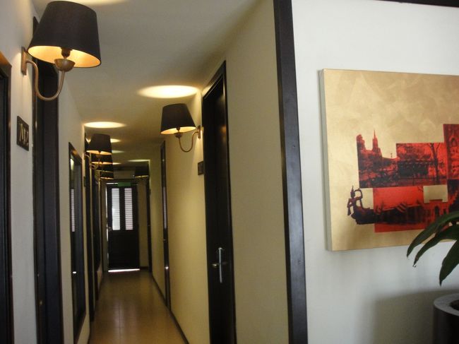 空港からはタクシーでホテルまで。<br /><br />ホテルはトレイダーズにしようと思っていたけど、秋冬物を買いすぎてイーストホテルに。ヤンゴンのホテルは高い。<br /><br />けど結果的にはここでよかった。カジュアルな感じで使いやすい。