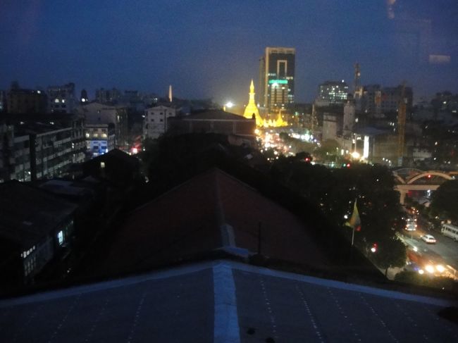 窓からスーレーパヤーも見れる。<br /><br />トイレに扉はないし、シャワーと部屋は暖簾で区切られているっていう・・・<br /><br />ちょっと臭いも気になったけどすぐに慣れた。