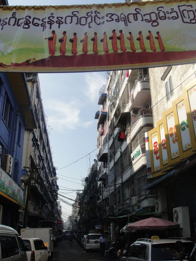 トレイダーズホテルの辺まで戻ってきてみて、路地を見るとどれもワクワクするような路地だった。<br /><br />旅行会社を探しつつ路地探索をする。