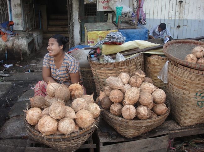 ココナッツも。<br /><br />みんなたいがい写真を撮らせてくれる。<br /><br />たまに断られるけど。