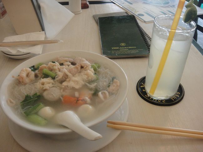 起きて昼ごはん。<br /><br />エビを頼んだら魚が入っていた。魚をのけて食べる。ライムジュースが美味しい。<br /><br />この後スーパーで買い物。