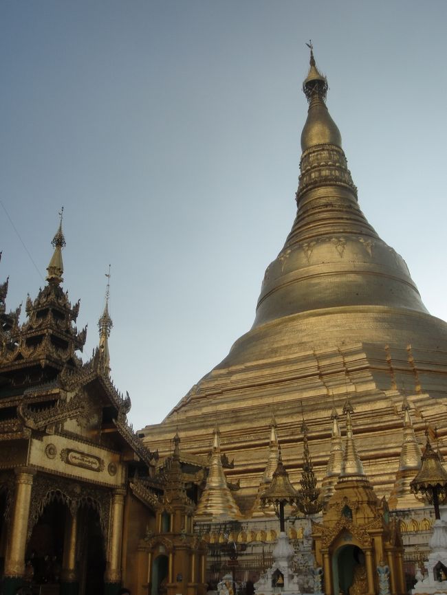 一旦ホテルに戻ってシェダゴンパヤーまで。<br /><br />ちょうどホテルで一緒になったオーストラリア人とタクシーをシェアする。