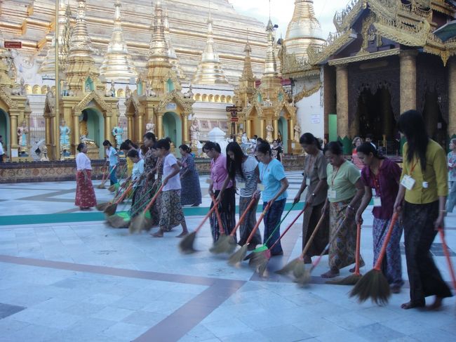 夜になるのをぼーっと1時間以上待つ。全然退屈じゃない。<br /><br />日が落ち始めると掃除が始まる。