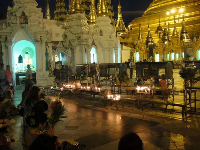 色んな所でお祈りしている。<br /><br />ここは真剣にお祈りしている人がいたり、のんびり寝たりお弁当食べている人がいたり憩いの場になっている。