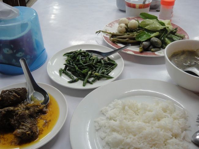 夜はカレー屋さん。<br /><br />美味しくて幸せだった。ここのスープも美味しかった。酸っぱくてスパイシーで日本にはない感じ。またミャンマービールを飲む。