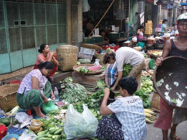 また市場の通りへ。17Ｓｔだったかな。ヤンゴンは分かりやすくて歩きやすい。