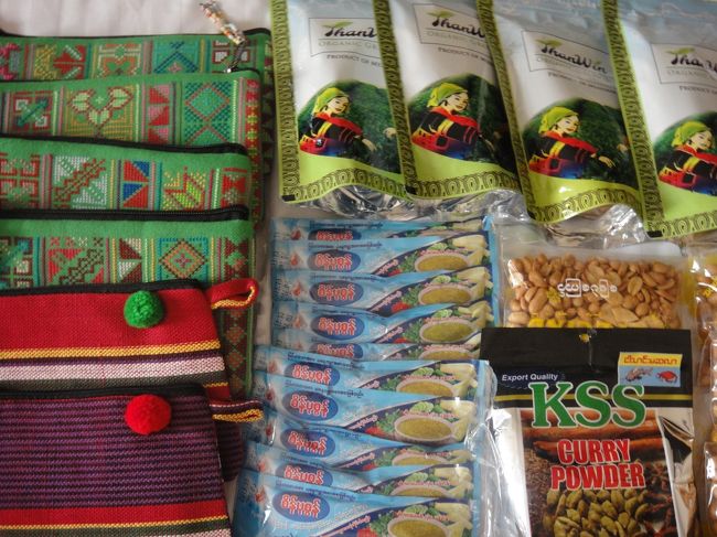 一旦ホテルに戻る。<br /><br />買った物を撮影してみる。<br /><br />ポーチ、お茶、スープのペースト、カレー粉、ピーナツ。