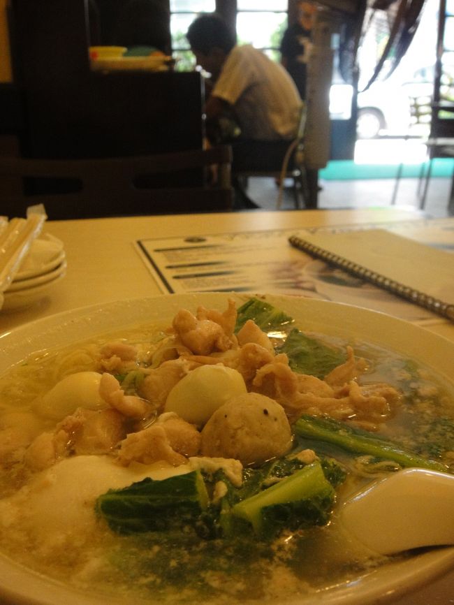 昨日の麺の店にまた行った。<br /><br />チキンを注文。濃厚で美味しかった！