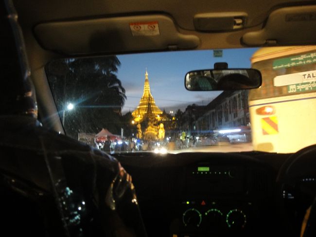 タクシーで空港まで。<br /><br />ヤンゴンは渋滞がすごい。