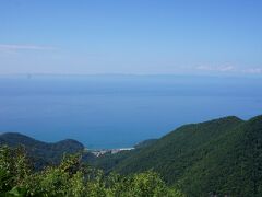 弥彦神社は、弥彦山（標高634m）を神体山として祀る神社ということで弥彦山に登ってみました。写真ではわかりづらいですが佐渡が良く見えました。
