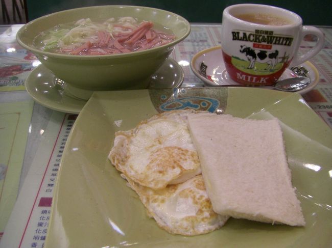 2011/8/16<br />パークホテル前の通りの広東焼味餐廳にて