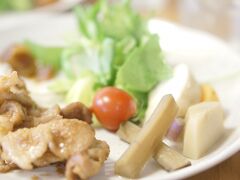 まずは、腹ごしらえ。
ならまちをテクテク歩いて[にこすたいる]さんで
ランチ。
奈良ごはんのセット。4種類くらいから選べます。
地産地消で奈良産のお野菜などを使用したカフェ。