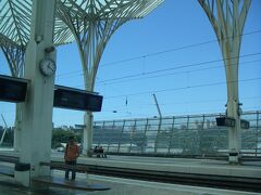 特急Alfa Pendularで約2時間。リスボンの入口、オリエンテ駅まで戻ってきた。執着のサンタ・アポローニャ駅はもうすぐ。