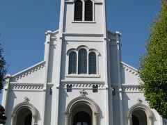 　紐差教会
1929年　鉄川与助による　ロマネスク様式の鉄筋コンクートの教会です
白い教会が　青空に映えます