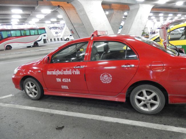 空港からTHE DAVISはタクシーで。<br />道は結構混んでいて料金は確か500Bほど。