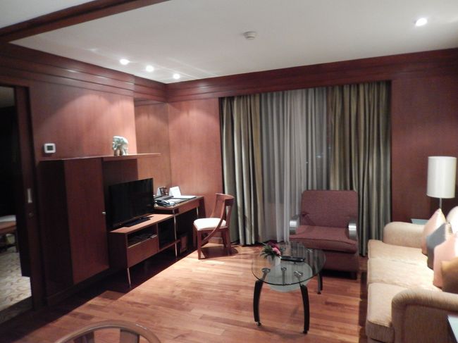 ジュニアスイートなのでまぁまぁ広い部屋だった。