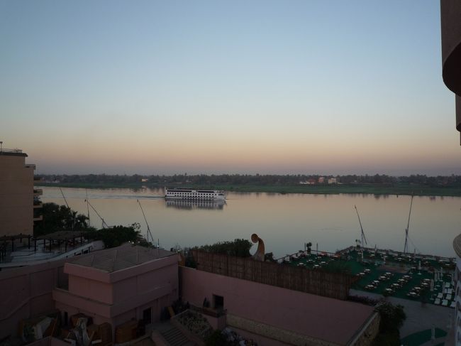 夜明けのナイル川。前日までのモーニングコールが異常に早い時間だったので6時起床でも遅く感じてしまう。