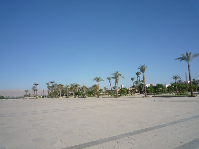 タイトル西岸ですが本日の観光は東岸にあるカルナック神殿からスタート