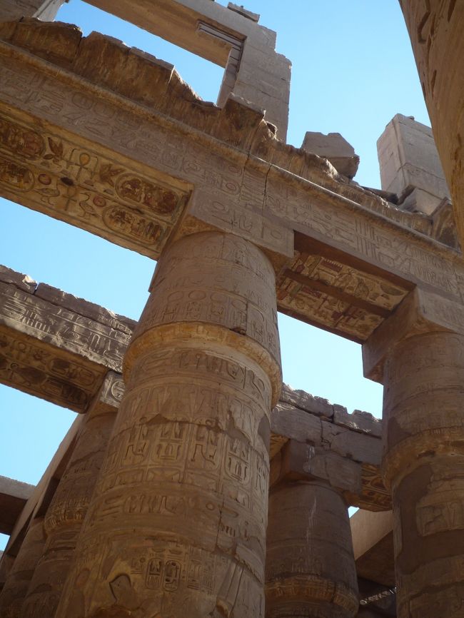 右上の落ちそうな石は映画『ナイル殺人事件』ロケのために用意した石だそう！<br />