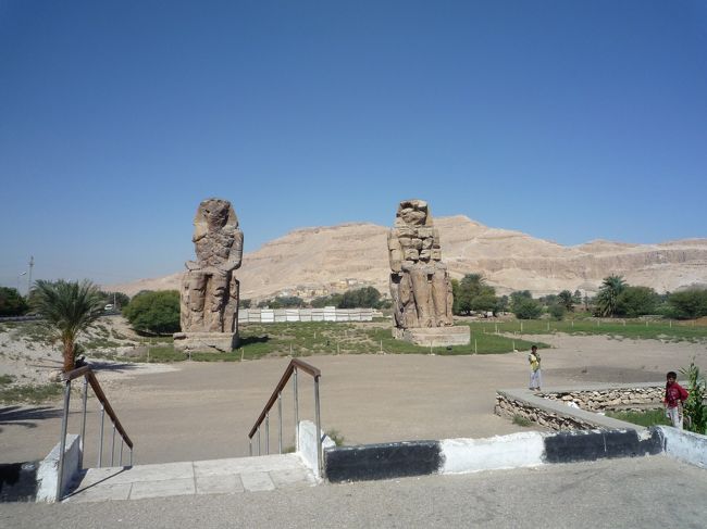 西岸に移動。メムノンの巨像。