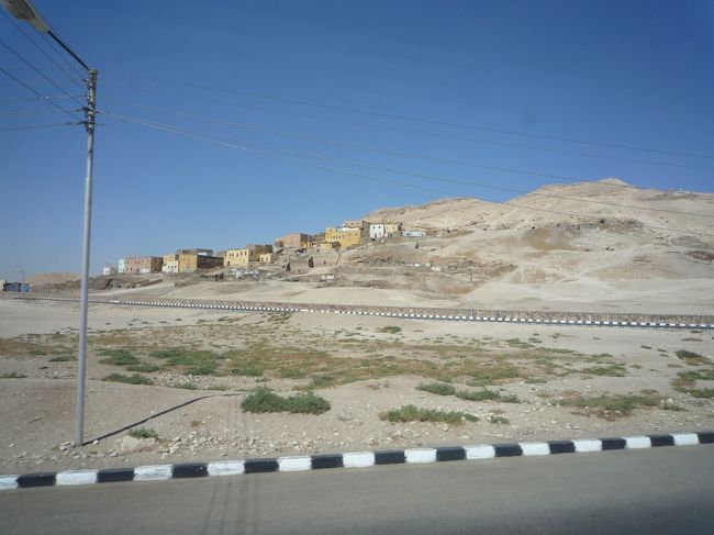 次は王家の谷に行ったんだけど撮影禁止とのことでずいぶん手前でカメラを預けることに、残念(ﾉД`;)<br />ツタンカーメンの墓に入りミイラもしっかりと見てきました。<br />