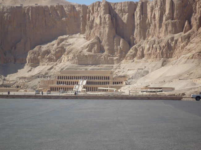 ハトシェプスト女王葬祭殿。後ろは崖になってます。