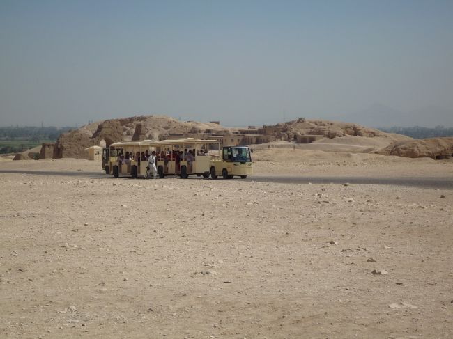 駐車場からトロリーに乗って近くまで行きます。