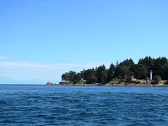 この辺りは、ガルフ諸島国立公園（Gulf Islands National Park Reserve）の中です。
カナダには現在44の国立公園があり、その1つです。
写真の灯台も、国立公園管理局（Parks Canada）が管理しています。
遠くには雪山（アメリカ ワシントン州のベーカー山）も見えました。

※ Gulf Islands National Park Reserveは正確にはガルフ諸島国立公園保護区です。土地の所有問題がまだ解決していないため「保護区」が付いています。土地問題解決後は「保護区」がなくなり、国立公園になります。