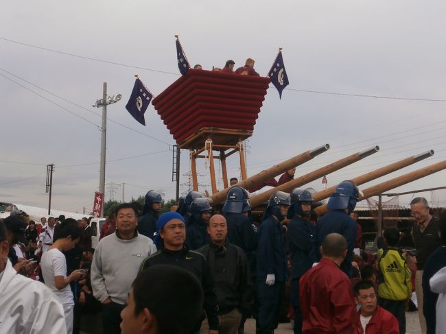 新居浜社宅で宿泊して翌朝、新居浜大江浜のかき比べを見物に・・・豪華絢爛なはずの太鼓台が幕とか刺繍とか外して・・・機動隊まで？？