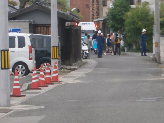 裏道には救急車が来ていました・・・