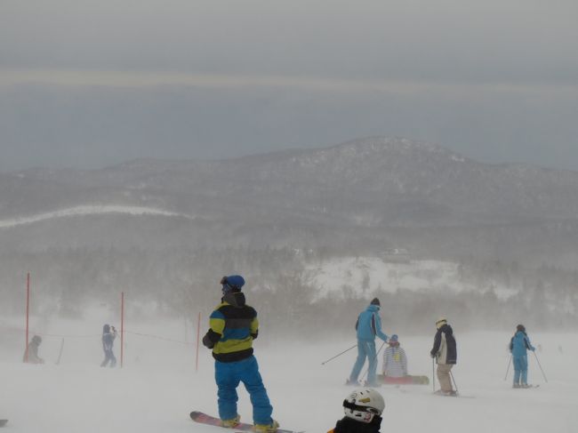 やっぱり一番のお気に入り、ウッディ〜エコー<br />から攻めます。<br />この日はコースでもたっぷりと深雪が残っており<br />もうしょっぱなからテンションＭＡＸ。<br />この後は殆ど写真は撮らずに各コースを順繰りに<br />攻めていき、パウダーを食いまくり。<br /><br />
