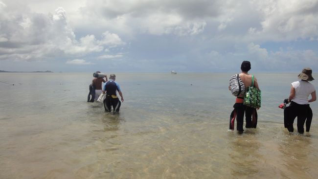 遠浅の上あまりにも引き潮なので船までこうやって歩くのが難点ですが。。。