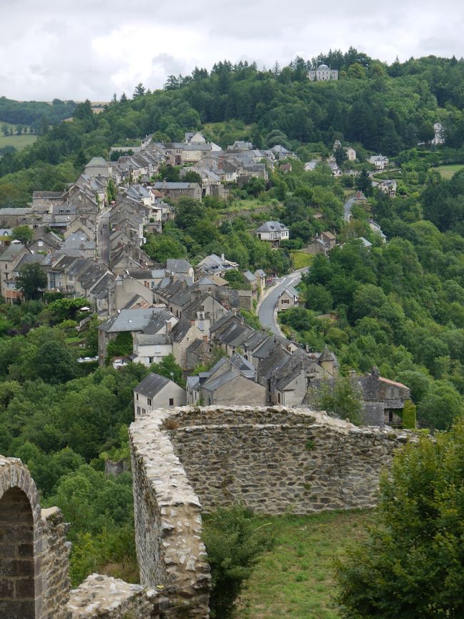 城からナジャックの村を見た風景です。尾根伝いの道の両側に石造りの家が建っています。