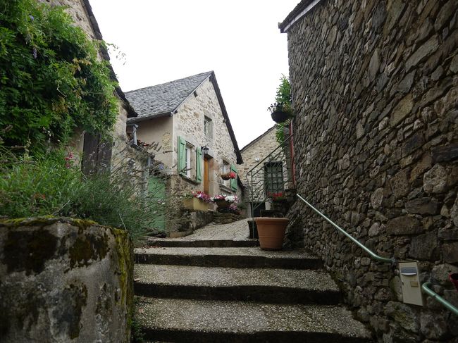 教会方面から城に向かう石畳の階段です。