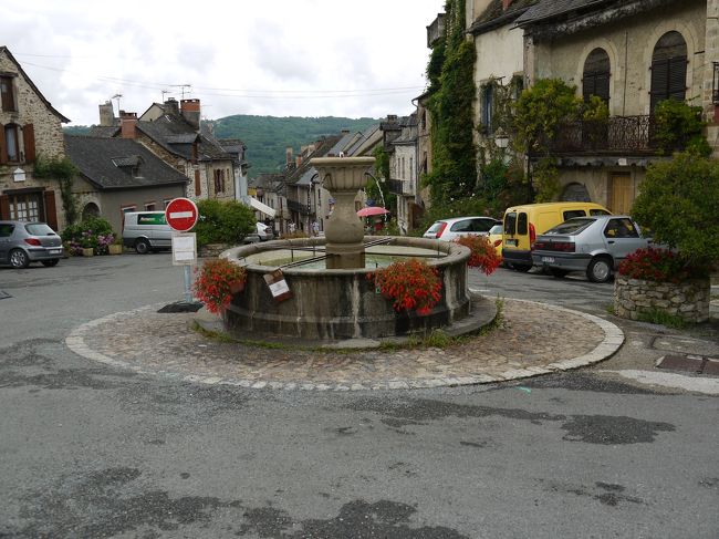 教会や城と反対側の村の入り口の広場にある噴水です。この写真の手前に駐車場があります。