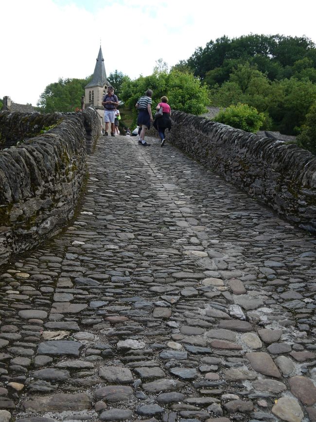 ６番目はベルカステル（Belcastel）に行きました。<br />この村はアヴェロン川の河畔にあり、緑と水の豊かなとても魅力的な村でした。サンティアゴ・デ・コンプステーラ巡礼街道の休息地だったとのこと。川沿いの小さい村でしたが、観光客も多くまたキャンプ場があり、キャンピングカーが何台も停まっていました。私達はここで２泊しました。<br />写真はベルカステル橋です。石の橋です。橋を渡った向こうに、教会があります。<br />（駐車場の情報）<br />特に駐車場として整備された場所は見えなかったが、村の入り口・出口に駐車スペースがあり車が止まっていました。ホテルの駐車場は整備されていた。