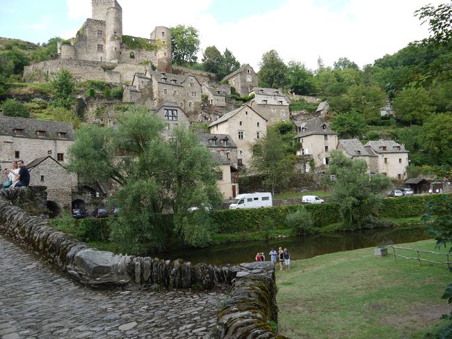 ベルカステル城と川の風景です。手前の右側にキャンプ地が広がっています。多くのキャンピングカーが止まっていました。フランス人はキャンプが大好きのようです。