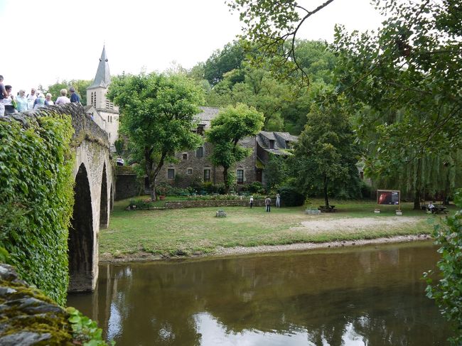 正面の３階建ての建物が宿泊したホテルです。ホテルのレストランは川のこちら側ですが、朝食はホテルのロビースペースで食べました。天気が良ければテラスでの朝食も可能です。