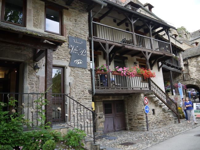 手前の建物がホテルのレストラン（ミシュラン一つ星）です。美味しくいただきました。