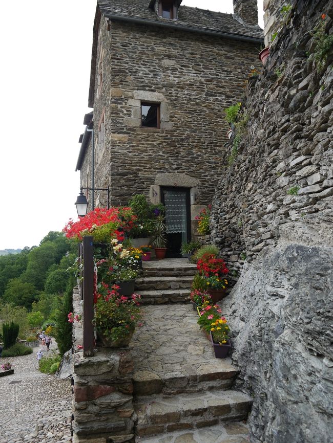 ベルカステル城に向かう途中の民家です。綺麗な花が飾られていました。