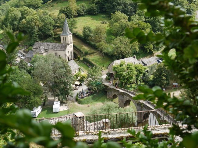 ベルカステル城の上から撮った写真です。ベルカステル橋と教会、泊まったホテルが写っています。<br />まるで箱庭のような風景です。