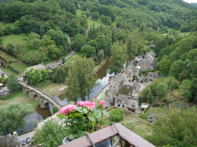 １枚前の写真と同じ位置から、少し右側を撮影した村の写真です。