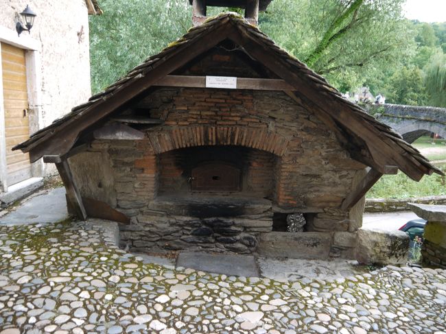 昔はパン焼きの竈として使用していたものです。